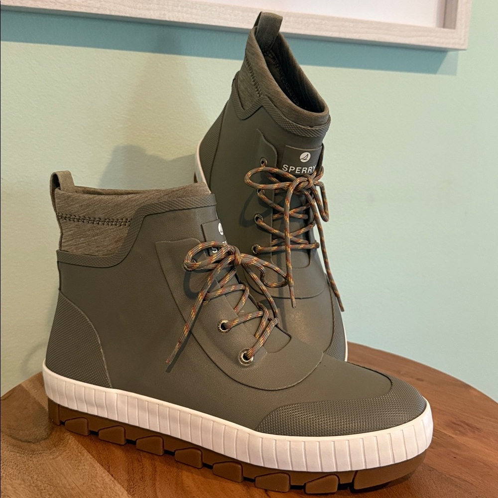 Sperry Torrent Chelsea style slip on rain boot 🤍